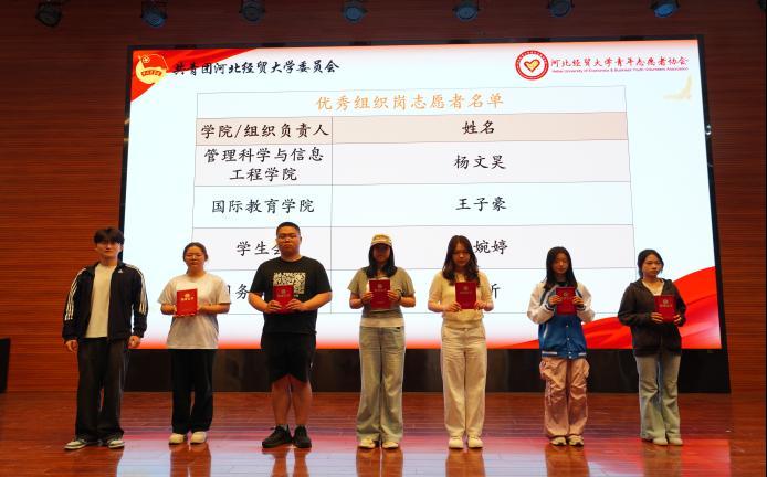 云端陪伴为主要形式