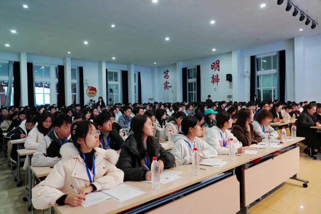争做堪当民族复兴大任的时代新人”为题