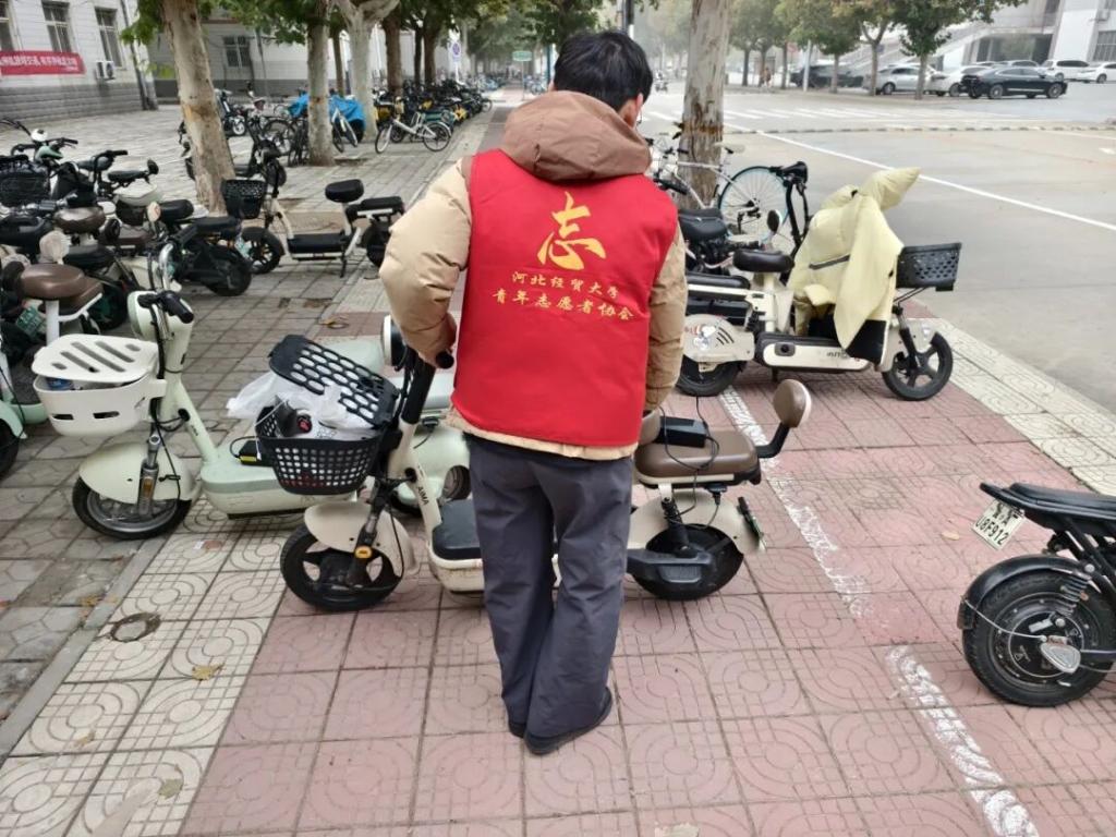 在有序组织下持续开展单车整理摆放工作