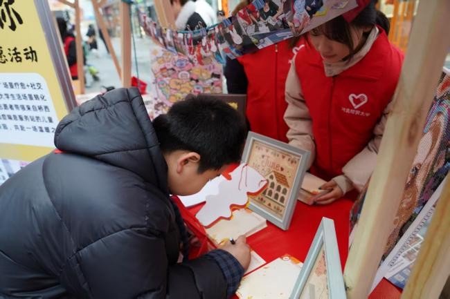 引导广大青年志愿者以实际行动践行雷锋